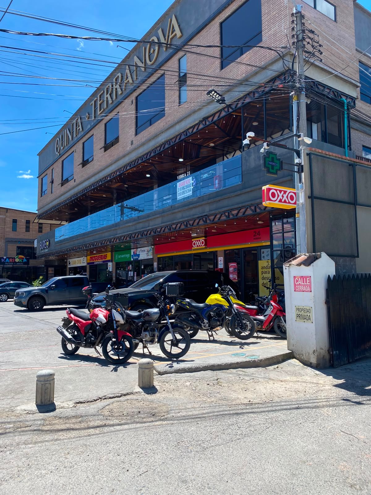 Edificio y OXXO de referencia